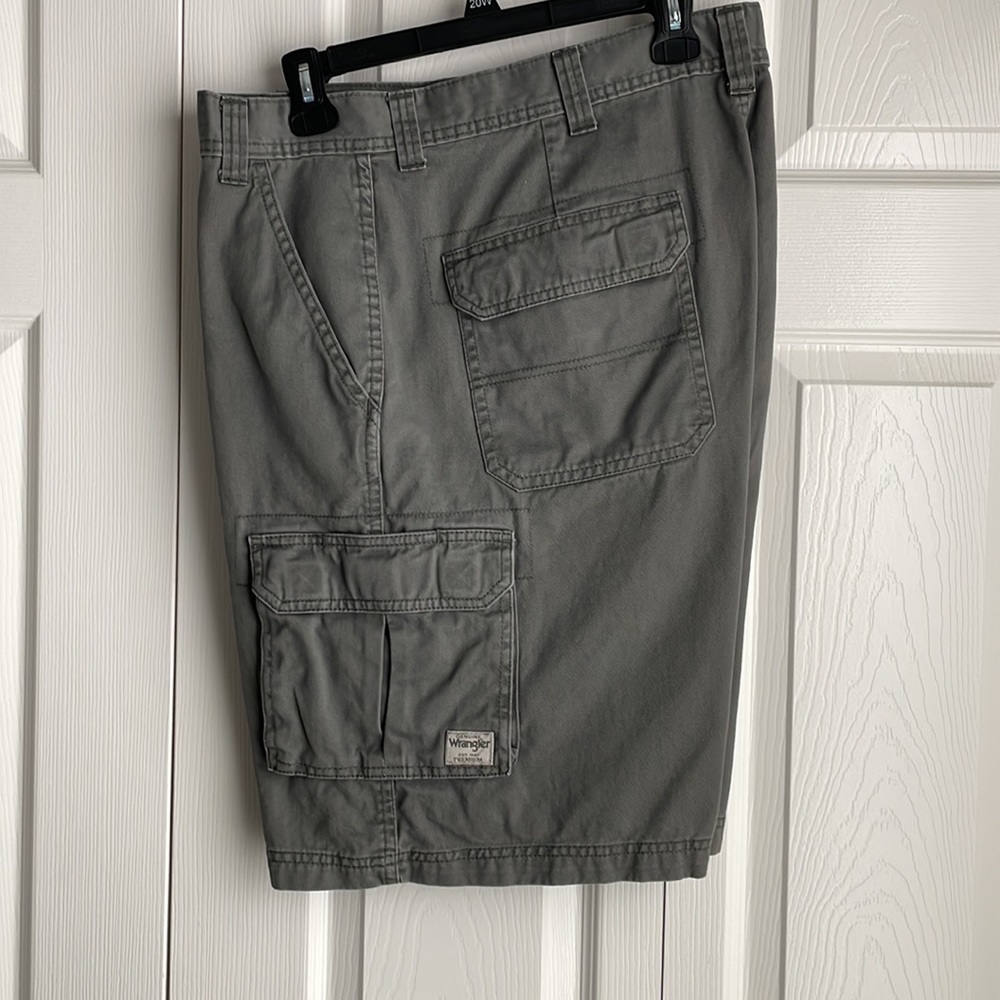 Mens Wrangler Gray Cargo Shorts - Picture 2 of 4